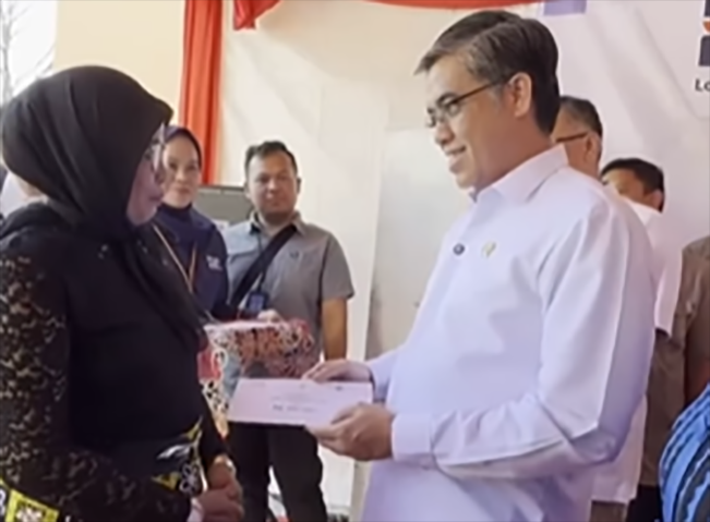 Menaker menyerahkan BSU pada salah satu pekerja/Foto: Instagram Kemnaker